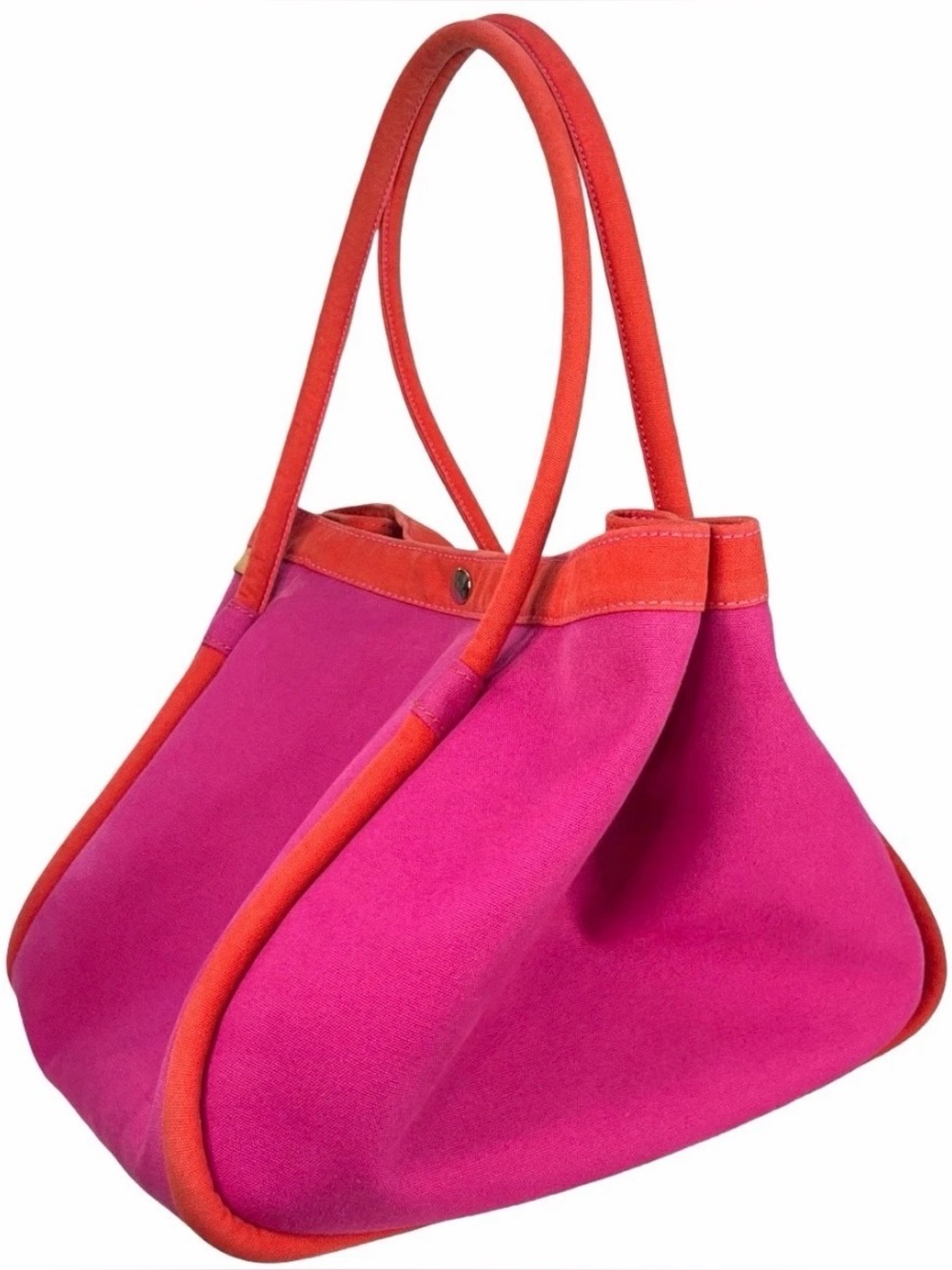 Hermès Lindy Beach Bag, a versatile and vibrant tote designed for casual use.